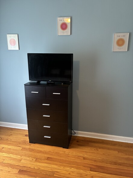 Private bedroom # 1 - 213 Knoll Dr