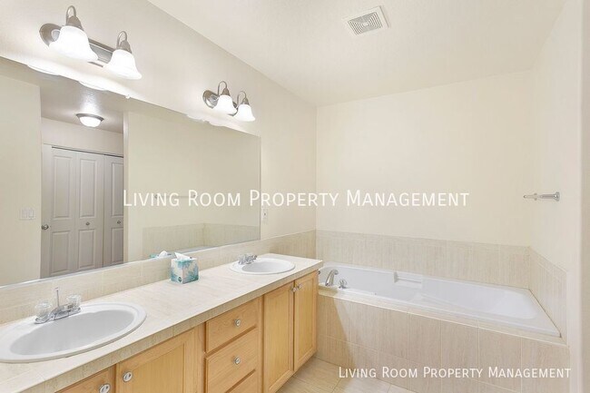 Building Photo - Large Private Townhouse in Johns Landing!