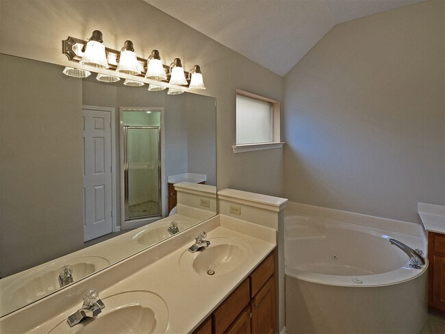 Building Photo - 3 bed, 2 bath near Macon and Houston Levee