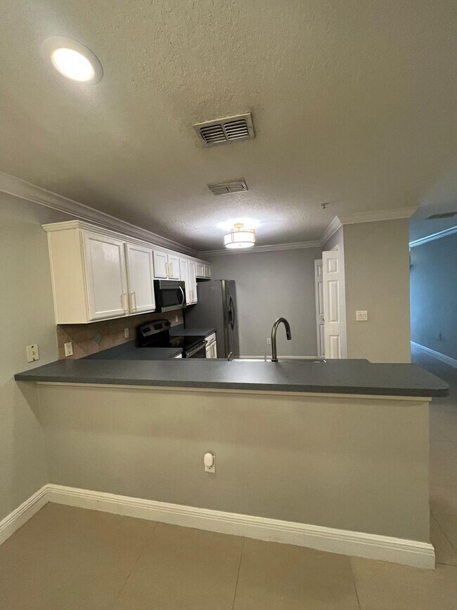 Building Photo - 410 Tradition Ln