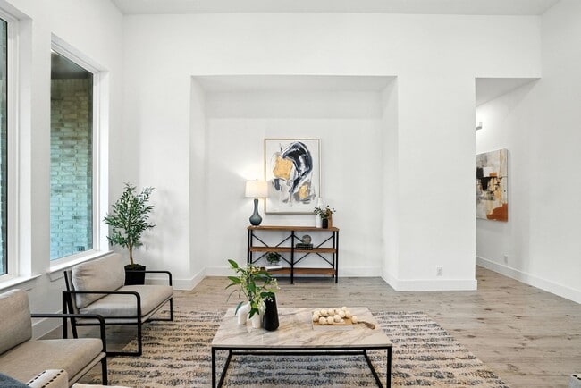 Building Photo - 220 Corazon