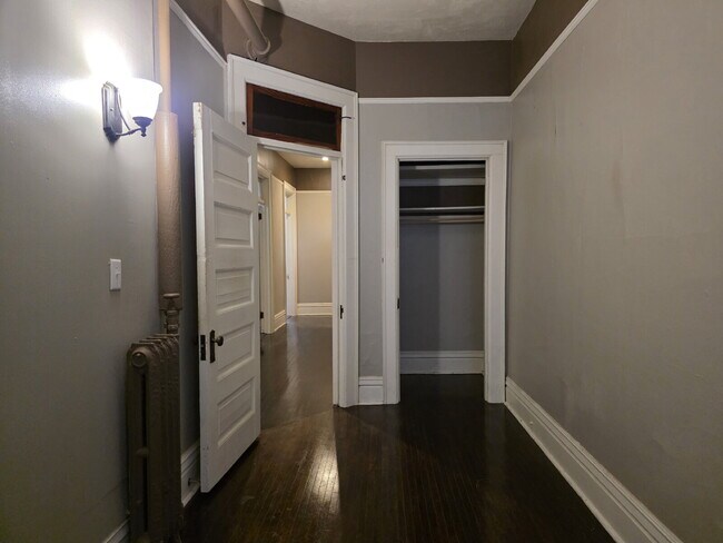 Building Photo - Updated 4-Bedroom Apartment in Oshkosh - 136 High Ave, Oshkosh, WI 54901