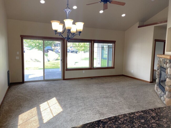 Building Photo - 566 Village Dr