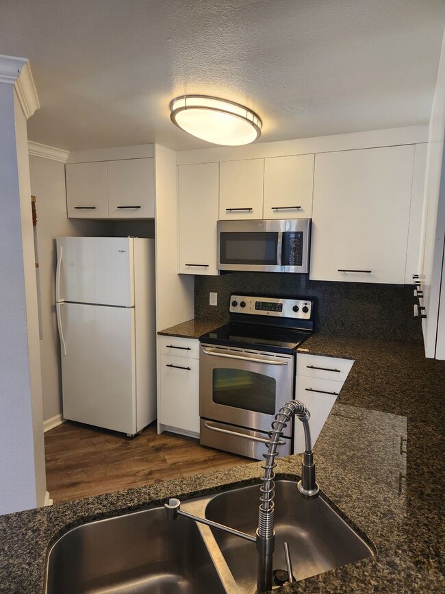 Building Photo - 2 Bedroom Upper Unit in UTC