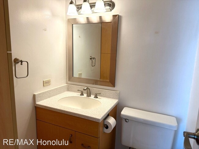 Building Photo - 1 br, 1.5 bath House - 2233 Ala Wai Blvd #8C