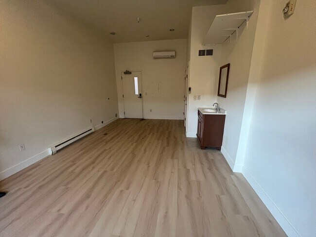Building Photo - 2 Bed, 2.5 Bath Townhouse with 330+ Sq Ft of Commercial/Studio Space