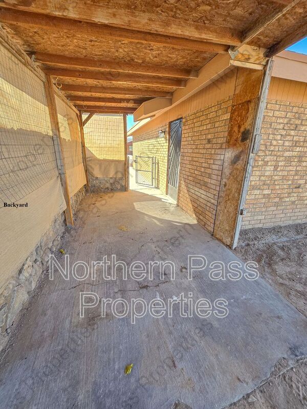 Building Photo - 810 Elm St