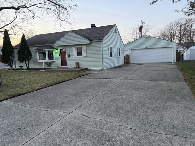 Building Photo - 2300 E Sharon Dr