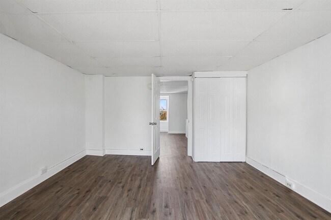 Building Photo - Spacious 5 Bedroom, 1 Bath Home!