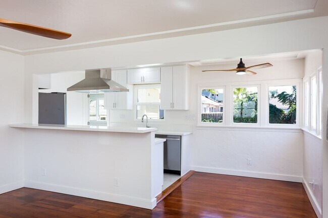 Building Photo - 303 S Sunshine Ave