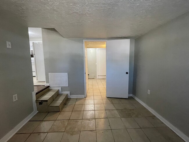 Building Photo - Move in special: Remodeled Northwest 2 Bed