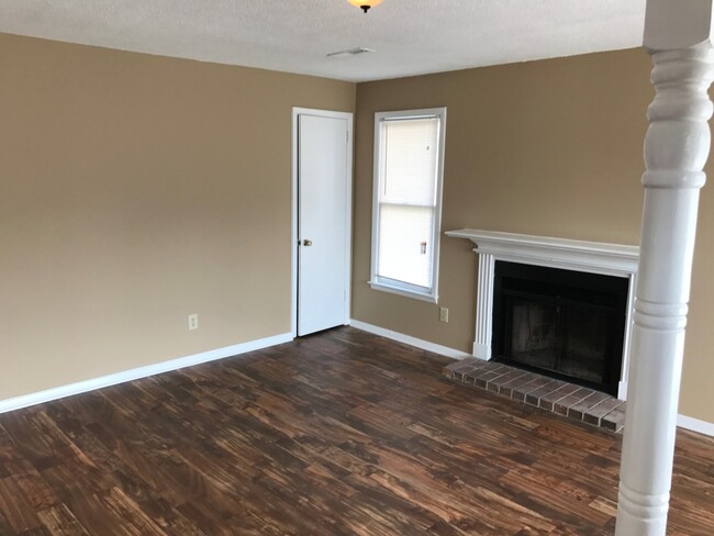 Building Photo - 3208 Village Dr SW