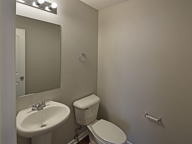 Building Photo - 3 bedroom 2.5 bath over 2,200 sq feet near Hacks Cross and Shelby Dr