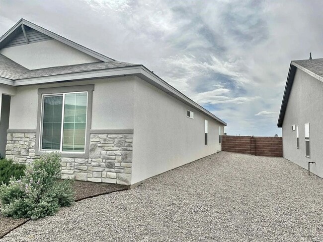 Building Photo - Beautiful 4 Bedroom/3 Bathroom Home
