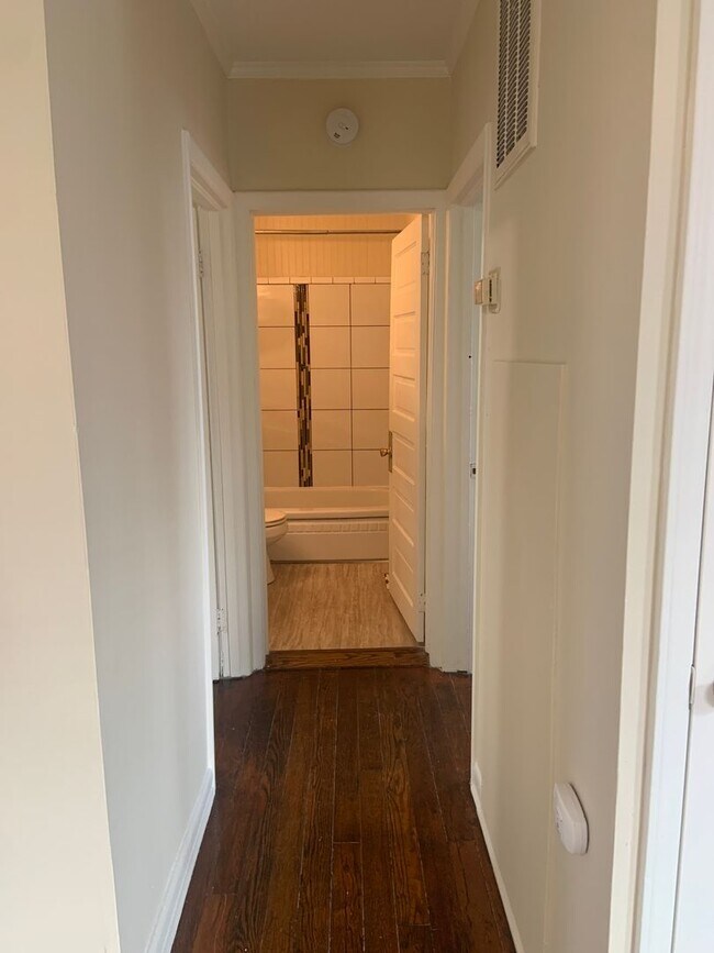 Building Photo - Two Bedroom Duplex for Rent!