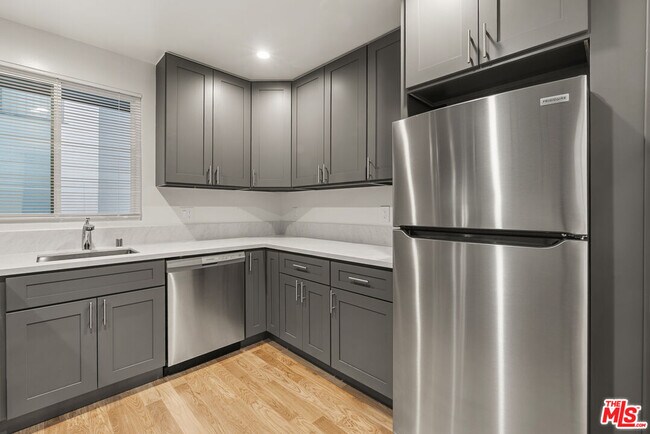 Building Photo - 1235 N Harper Ave