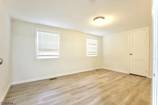 Building Photo - 220 E Munsell Ave