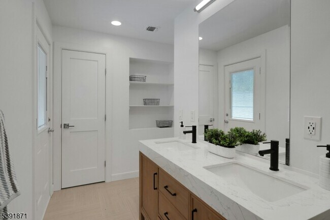 Building Photo - 117 Sagamore Rd