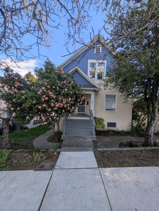 Building Photo - 3 Bedroom Bremerton Charmer with Stunning ...