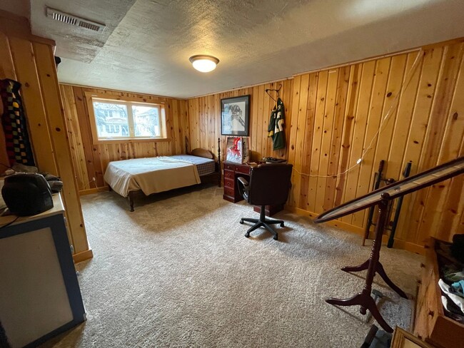 Building Photo - AVAILABLE JULY - 3 BEDROOM/1.5 BATHROOM HOME
