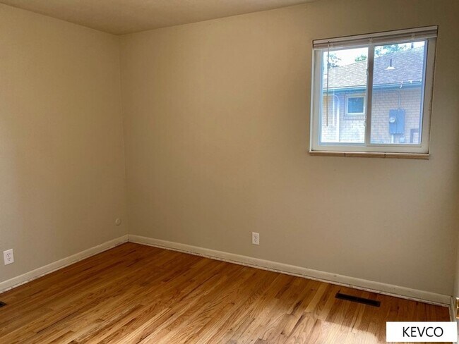 Building Photo - Ranch-Style Home in Campus West