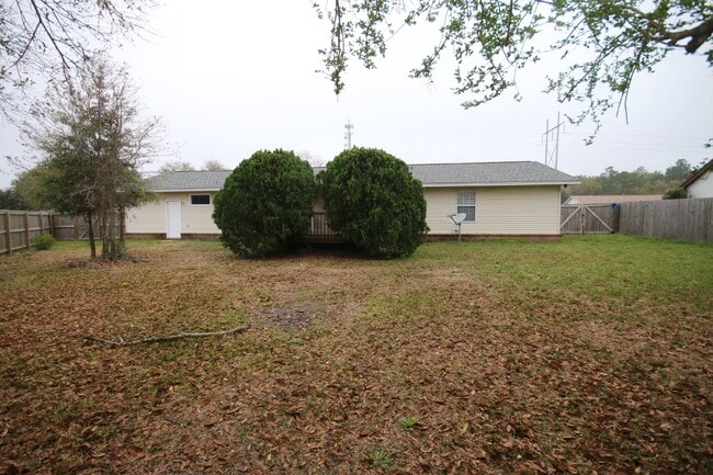 Building Photo - 3 bed, 2 bath brick home near West Florida...