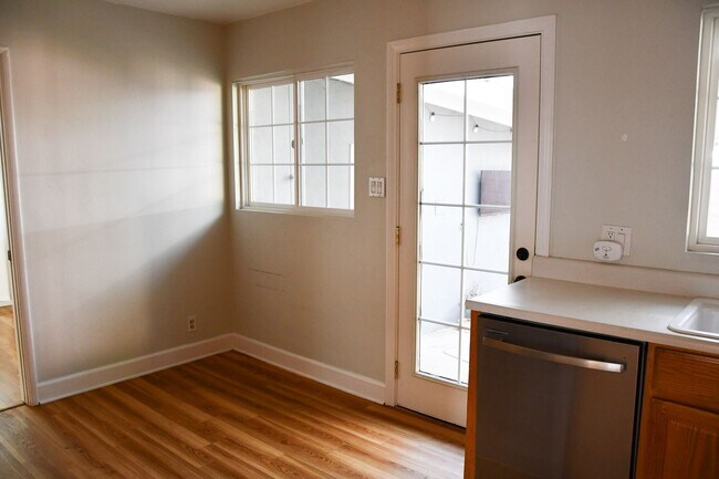 Building Photo - 1210 E Oakmont Ave