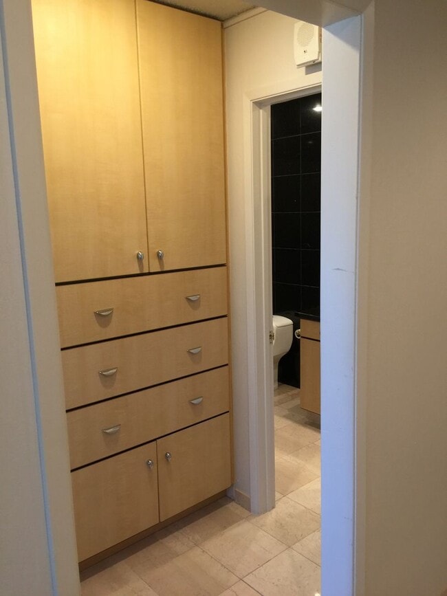 Building Photo - Designer Living in Waterfront Furnished Condo