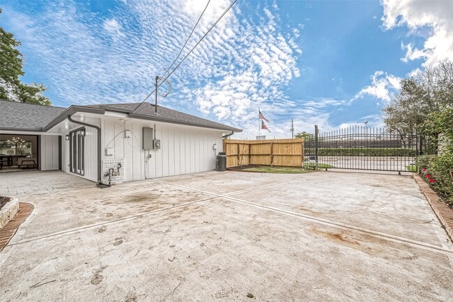 Building Photo - 6254 Locke Ln