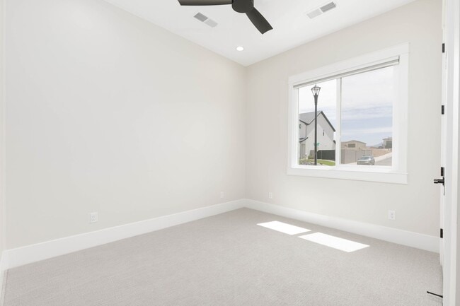 Building Photo - Stunning  4 bed | 3 bath | 3 car garage cu...