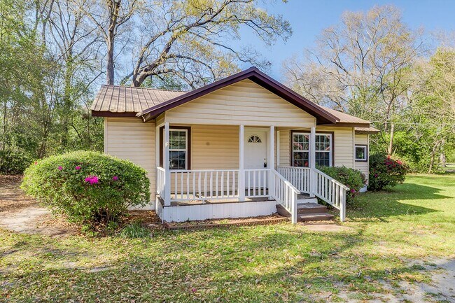 Building Photo - Spacious 3BR Home in Newington – Quiet Living with Room to Enjoy