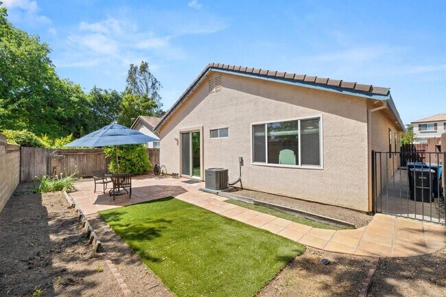 Building Photo - Adorable 3 bedroom 2 bath home