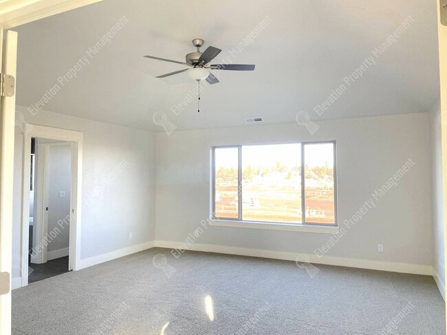 Building Photo - 4BR SE Bend home in great neighborhood wit...