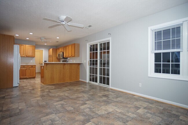Building Photo - 3 Bed/2 Bath.  Master on Main.  Close to V...