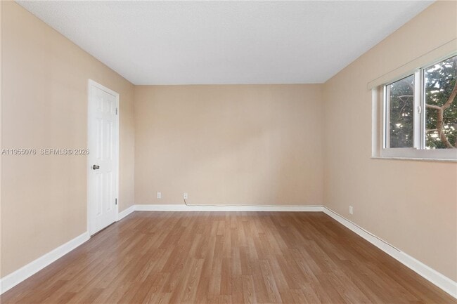 Building Photo - 301 NE 14th Ave