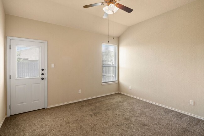 Building Photo - Beautiful 3 Bedroom Duplex Located in New Braunfels, Texas!