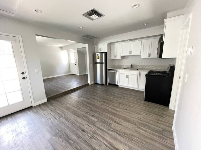 Primary Photo - 3860 Country Club Dr