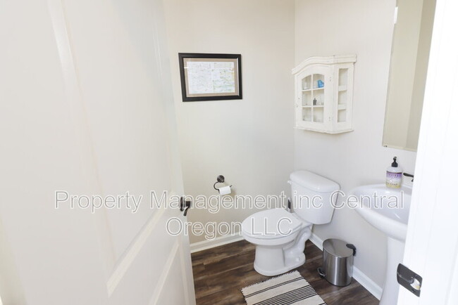 Building Photo - 2860 Yew Park Ln