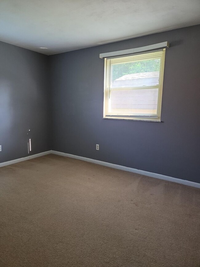 Building Photo - Great 4BR, 2BA single family home with AC ...