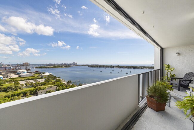 Building Photo - 5600 N Flagler Dr