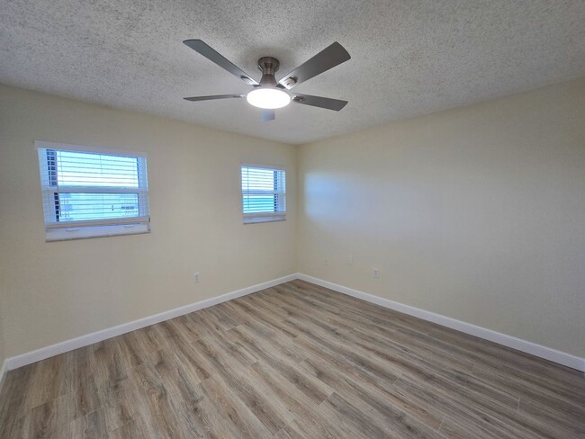 Building Photo - Penthouse in the Racquet Club annual rental!