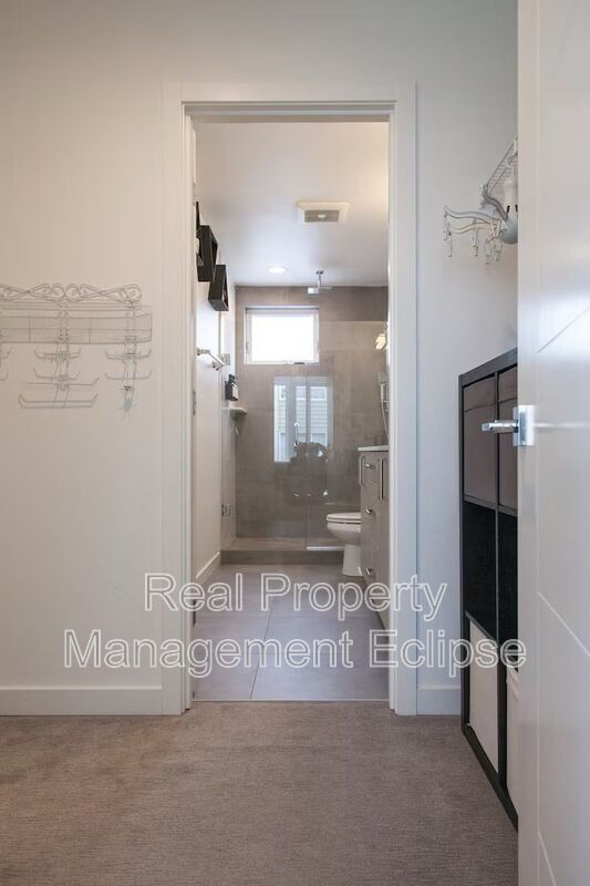 Building Photo - 8819 Midvale Ave N