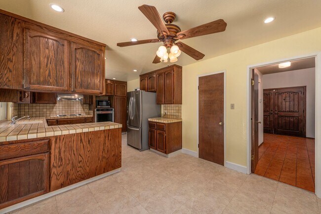 Building Photo - 3 Bedroom 2.5 Bathroom SFH in Los Altos!