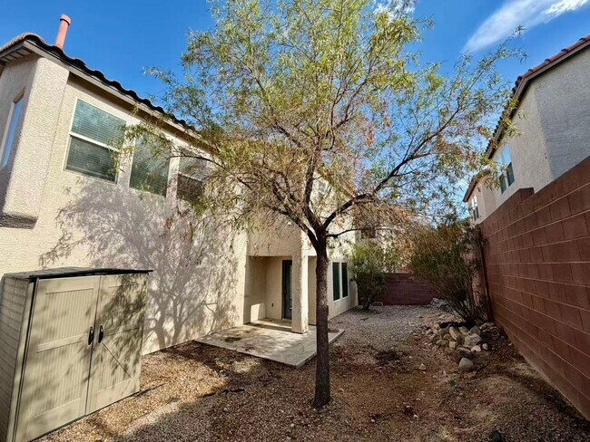 Building Photo - Beautiful two-story home featuring 3 bedrooms, 2.5 bathrooms