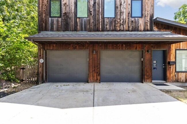 Building Photo - 5405 Sunshine Dr