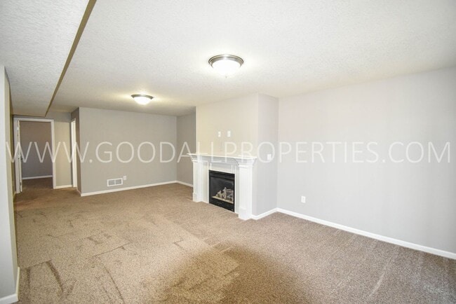 Building Photo - 4 Bedroom Detached Townhome in Waukee with Finished Basement