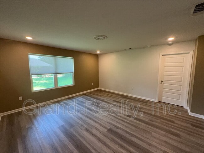 Building Photo - 5482 Peach Dr