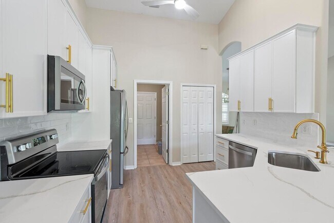 Building Photo - 24 Lakecliff Dr