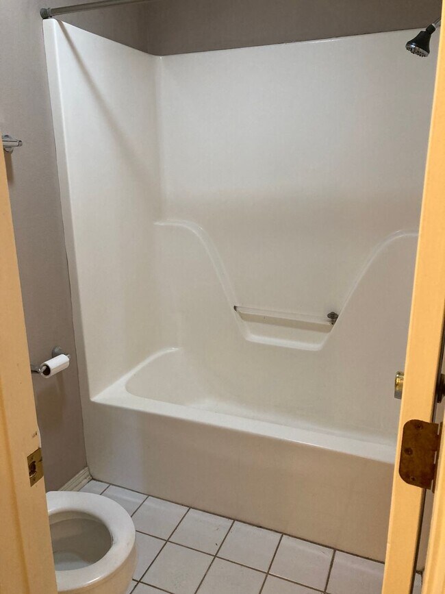 Building Photo - 3 Bedroom 2 Bath Extremely close to Wedington Exit !