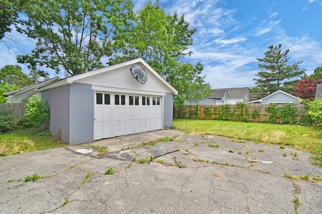 Building Photo - 1701 Sundale Ave